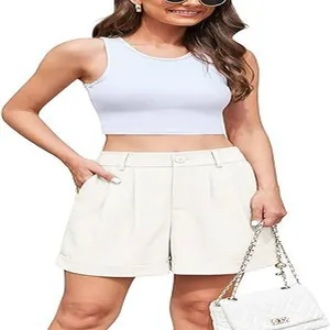 Primer plano de elegantes pantalones cortos beige de talle alto para mujer