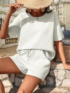 Détail de l'ensemble d'été blanc en maille gaufrée avec haut court et short