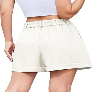 Vista trasera de pantalones cortos elegantes de mujer con cintura elástica beige