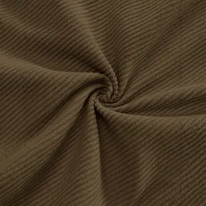 Makro-Detailaufnahme der hochwertigen braunen Cordstoff-Textur für Herren-Herbsthosen