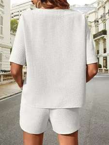 Vue de dos d'un ensemble deux pièces blanc pour femme en maille gaufrée avec haut et short.