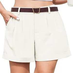 Vista detallada de pantalones cortos elegantes blanco roto con cinturón marrón mujer.