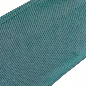 Detaillierte Makroaufnahme der Textur von hochwertigem Kordstoff für Herrenhosen.