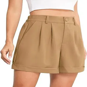 Vista detallada de pantalones cortos caqui de pierna ancha con cintura elástica cómoda