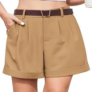 Primer plano detallado de pantalones cortos caqui de mujer con cinturón marrón y elegantes pliegues.