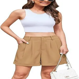Elegantes pantalones cortos de verano caqui de pierna ancha para mujer con top corto blanco y bolso