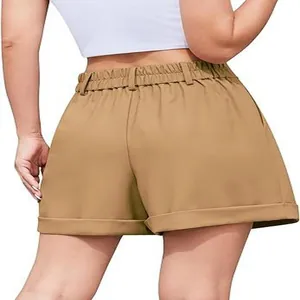 Vista trasera detallada de pantalones cortos caqui de cintura alta para mujer con elástico