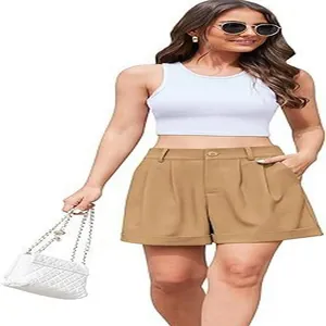 Elegantes pantalones cortos caqui de pierna ancha con cintura alta y bajo vuelto para verano