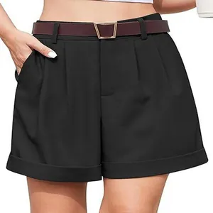 Vista detallada de pantalones cortos negros de talle alto para mujer con cinturón marrón