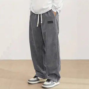 Pantaloni in velluto a coste grigi da uomo con coulisse in vita e toppa con logo.