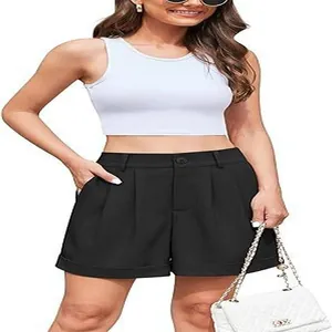 Detalle de pantalones cortos negros de talle alto informales y elegantes para mujer.