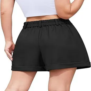 Vista posterior detallada de pantalones cortos negros de verano para mujer con cintura elástica