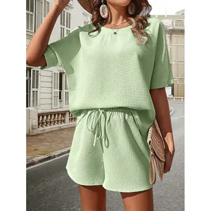 Ensemble deux pièces en tricot gaufré pour femme avec haut chauve-souris et short à cordon vert