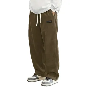 Pantaloni in velluto a coste larghi da uomo con coulisse in marrone per la stagione autunnale.