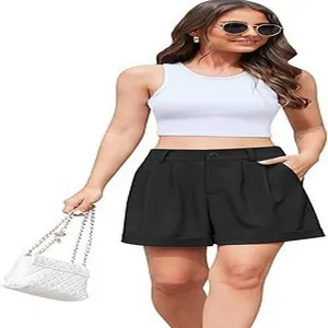 Detalle completo de los elegantes pantalones cortos negros de pierna ancha para mujer