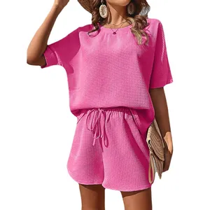 Ensemble deux pièces en maille gaufrée rose vif avec haut chauve-souris et short