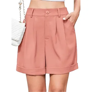 Detalle de pantalones cortos rosa salmón de talle alto y pernera ancha con pliegues.