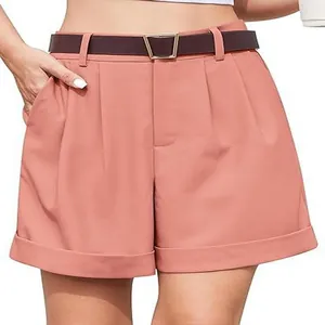 Vista detallada de pantalones cortos anchos color salmón con cinturón marrón y pliegues