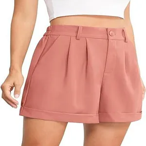 Detalle de elegantes pantalones cortos rosa de cintura alta con elástico.