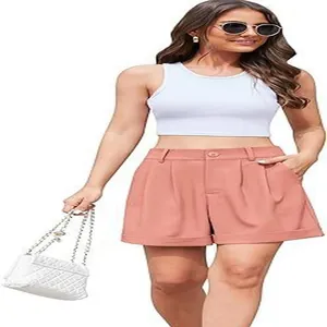 Modelo con pantalones cortos casuales de verano para mujer en rosa coral y top blanco