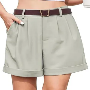 Vista detallada de pantalones cortos casuales verde salvia para mujer con cinturón