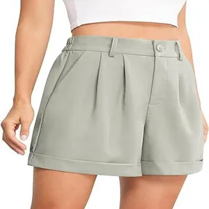 Detalle de los elegantes pantalones cortos verdes de talle alto y pierna ancha casual