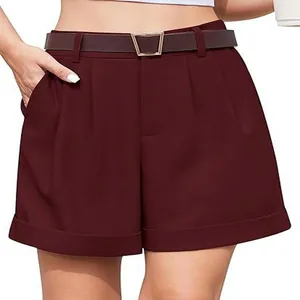 Vista detallada de pantalones cortos anchos burdeos para mujer con cinturón marrón