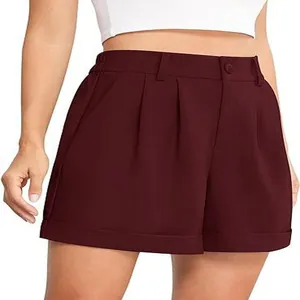Detalle del pantalón corto burdeos de cintura alta con banda elástica y pliegues.