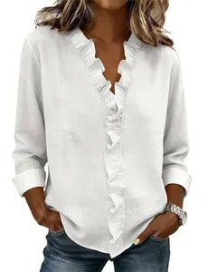 Dettaglio camicia bianca in cotone e lino con scollo a V a volant e maniche lunghe.