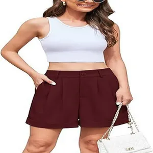 Vista detallada de pantalones cortos burdeos de mujer con cintura alta y pernera