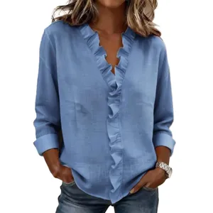 Primo piano di camicia in cotone e lino azzurro con elegante scollo a V a volant chic