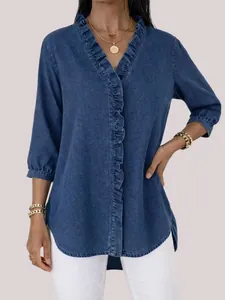 Elegantes blaues Damen-Jeanshemd im Detail mit filigranem V-Ausschnitt und Rüschen