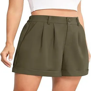 Detalle de pantalones cortos verde oliva para mujer con cintura elástica