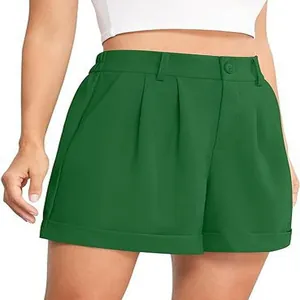 Vista detallada de pantalones cortos casuales verdes para mujer con cintura elástica.