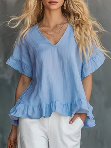 Hellblaue V-Ausschnitt Bluse mit Rüschensaum und kurzen Ärmeln für den lässigen Sommer-Look