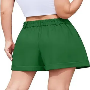 Vista trasera detallada de pantalones cortos casuales verdes de cintura elástica para mujer