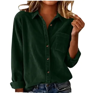 Detailweergave van donkergroen corduroy shirt met lange mouwen, borstzak en knoopsluiting