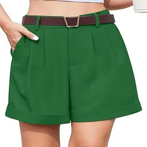 Detalle de pantalones cortos verdes de talle alto con pernera ancha y cinturón