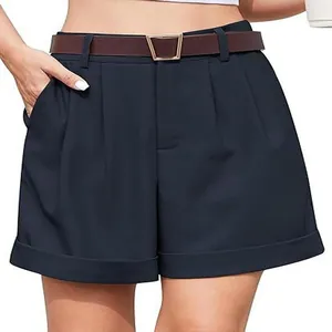 Detalle de elegantes pantalones cortos azul marino de talle alto con cinturón marrón para mujer