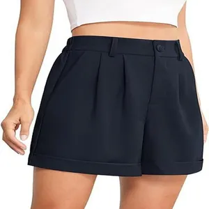 Detalle de pantalones cortos elegantes azul marino para mujer con cintura elástica.
