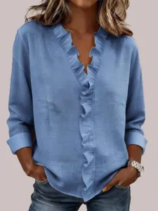 Camicia casual da donna in cotone e lino celeste con scollo a V e balze eleganti.