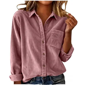 Detail van oudroze corduroy overhemd met lange mouwen, button-down kraag en borstzak