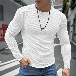 Detailansicht des weißen, schmal geschnittenen Waffelstrick-Langarmshirts für Herren