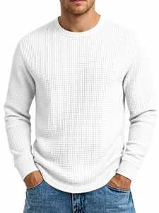 Vue détaillée d'un t-shirt blanc à manches longues en maille gaufrée pour hommes