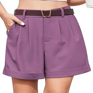 Detalle de unos elegantes pantalones cortos morados de talle alto con cinturón marrón