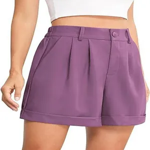 Detalle de pantalones cortos morados de cintura alta con pliegues y dobladillo vuelto