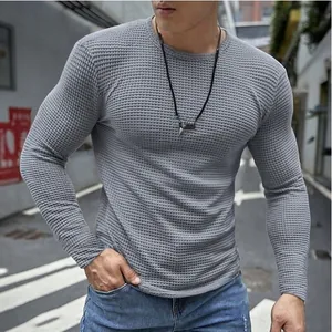 Detailansicht eines grauen Waffelstrick-Langarmshirts für Herren in schmaler Passform.
