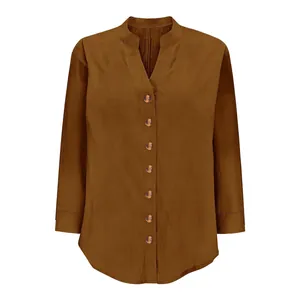 Dettaglio di camicia marrone da donna in cotone e lino con colletto alla coreana e bottoni