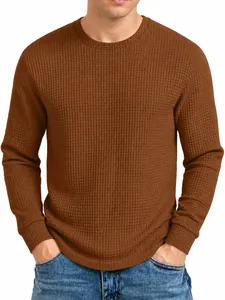 Détail d'un sweat-shirt marron à manches longues en maille gaufrée slim pour homme