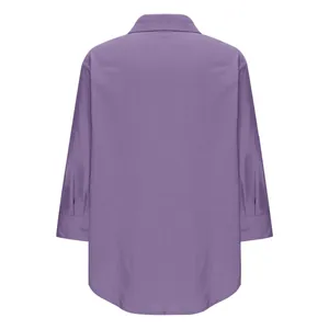 Vista posteriore dettagliata di una camicia viola in cotone e lino a maniche lunghe.